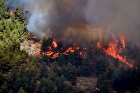 Μάνη: Μεγάλη φωτιά – Πιθανή εκκένωση οικισμού