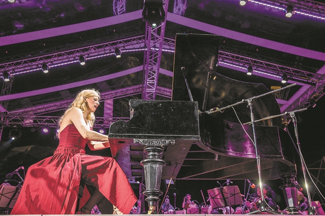 Η «χρυσή» πιανίστρια του YouTube