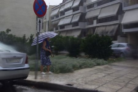 Καιρός : Βροχοπτώσεις στην Αττική έφερε η «Θάλεια»