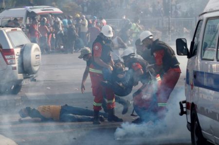 Βηρυτός: Έφοδος διαδηλωτών στο ΥΠΕΞ – Δακρυγόνα και πλαστικές σφαίρες