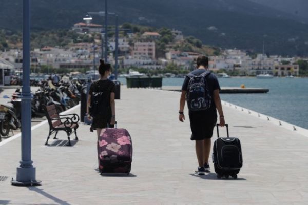 Κορωνοϊός: Ερήμωσε μεμιάς ο Πόρος – Φεύγουν άρον άρον οι τουρίστες