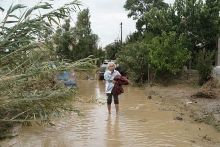 Μετρούν τις πληγές τους στην Εύβοια – Συνεχίζεται η μάχη στις λάσπες
