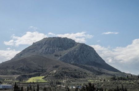 Ακροκόρινθος : Άνθρωποι και μνημεία στο διάβα των αιώνων