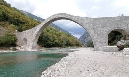 Παραδίδεται το ιστορικό γεφύρι της Πλάκας