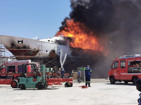Σύρος : Φωτιά και έκρηξη στο ναυπηγείο του Ταρσανά