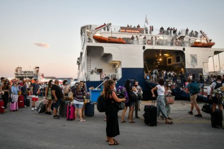 Δεκαπενταύγουστος: Τηρώντας τα μέτρα αναχωρούν οι αδειούχοι από το λιμάνι του Πειραιά