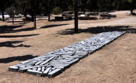 O Richard Long δημιουργεί ένα νέο περίπατο στη σκιά της Ακρόπολης