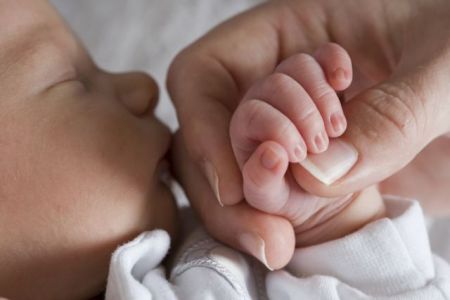 Μεγαλύτερος κίνδυνος αυτισμού σε μωρά που η μαμά τους έκανε χρήση κάνναβης στην εγκυμοσύνη