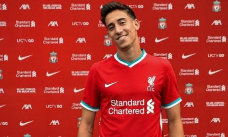 Απίθανος Κλοπ δείχνει τον σκύλο του στον Τσιμίκα μέσω βιντεοκλήσης