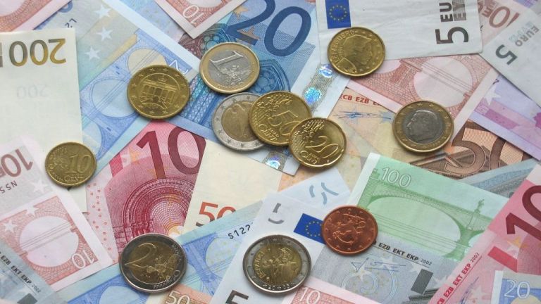 Κορωνοϊός : Παρά την αύξηση των e-πληρωμών τα μετρητά παραμένουν βασιλιάς | tovima.gr