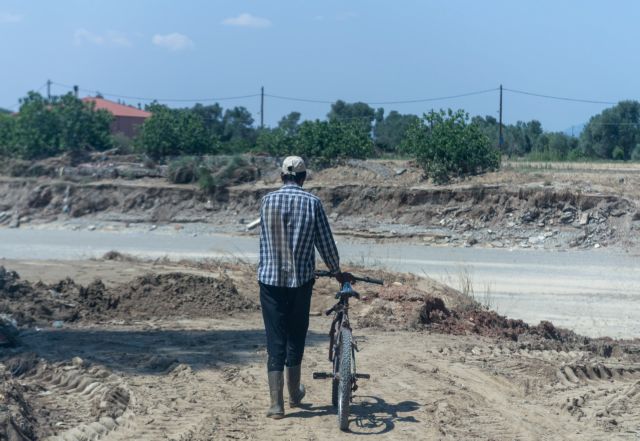 Συνεχίζουν να παλεύουν με τις λάσπες οι κάτοικοι της Εύβοιας