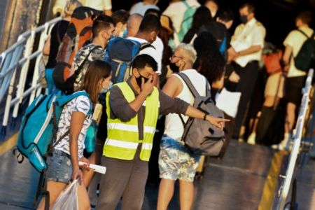 Ουρές στο λιμάνι της Ραφήνας – Δεκάδες πιστοί αναχωρούν για Τήνο