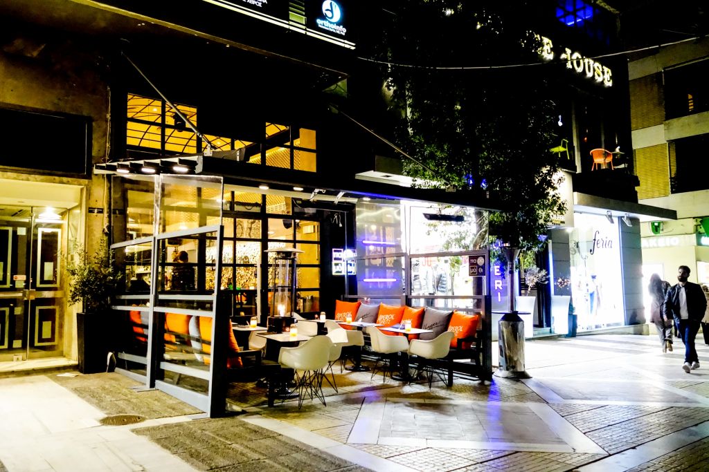 Μπαρ και εστιατόρια θα κατεβάζουν ρολά τα μεσάνυχτα και στην Αττική – Ο πλήρης κατάλογος των νέων μέτρων