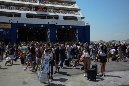 Κορωνοϊός: Ελεγχοι στα λιμάνια Πειραιά και Ραφήνας σε όσους επιστρέφουν από διακοπές