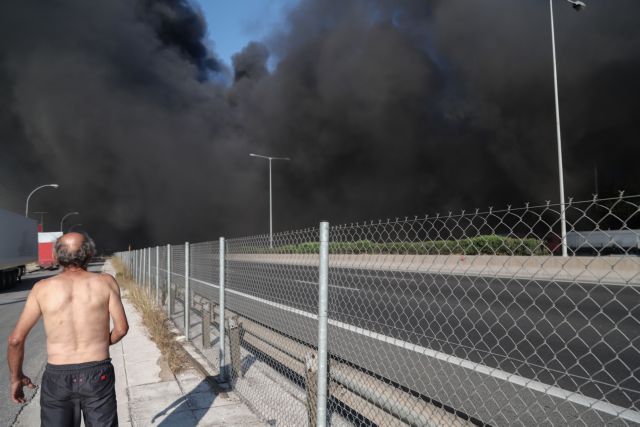 Μαίνεται η φωτιά στο εργοστάσιο πλαστικών στη Μεταμόρφωση