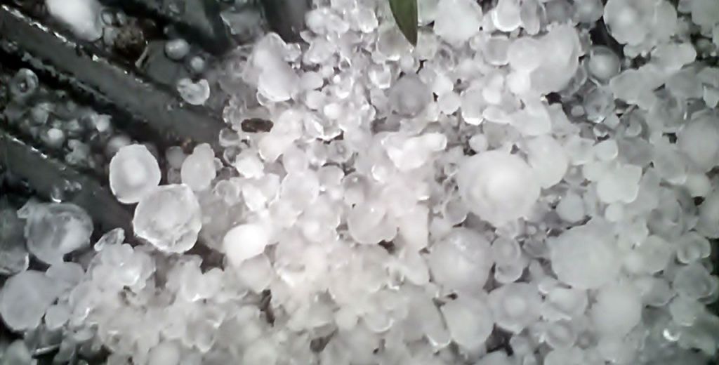 Καστοριά: Σοβαρές ζημιές σε σπίτια, οχήματα και καλλιέργειες από σφοδρή χαλαζόπτωση