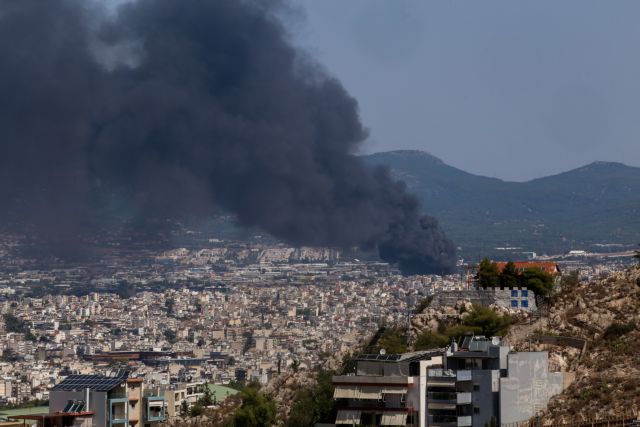 Φωτιά στη Μεταμόρφωση: Πυκνοί καπνοί σκέπασαν το λεκανοπέδιο [εικόνες]