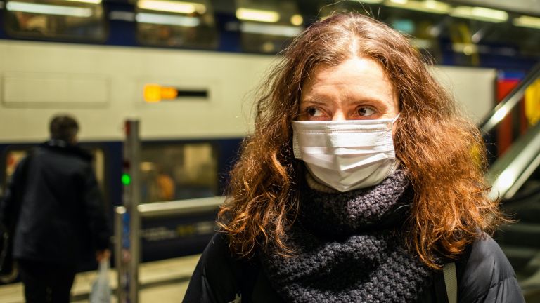 Πνευμονολόγοι : Δεν υπάρχει κίνδυνος από τη χρήση της μάσκας