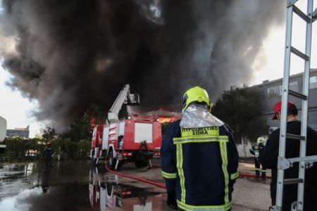 Μαίνεται η φωτιά στη Μεταμόρφωση: Κατέρρευσε μέρος του κτιρίου
