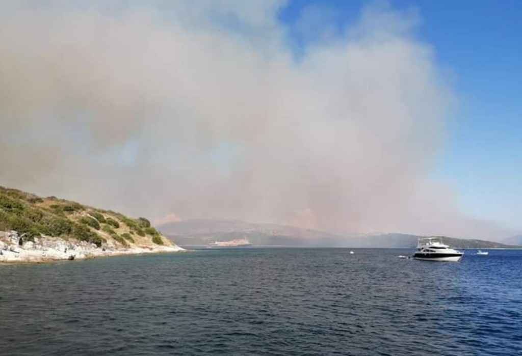 Κέρκυρα: Σε εξέλιξη μεγάλη φωτιά – Σκάφη του λιμενικού απομακρύνουν λουόμενους