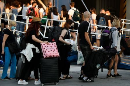 Κορωνοϊός: SOS για την επιστροφή των νέων από τα νησιά – Μήνυμα από το 112