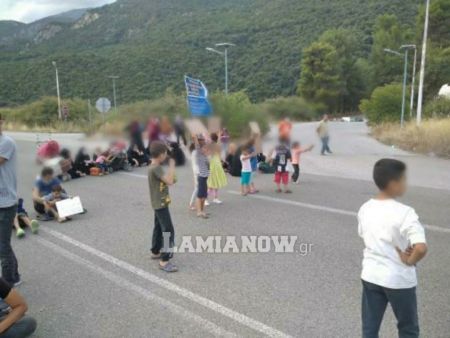 Θερμοπύλες: Διαμαρτυρία προσφύγων στην παλαιά εθνική οδό