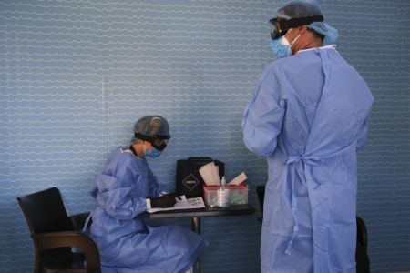 Κορωνοϊός: Μειώθηκαν τα κρούσματα, αλλά ο φόβος παραμένει  – «Έως 15.000 οι ασυμπτωματικοί»