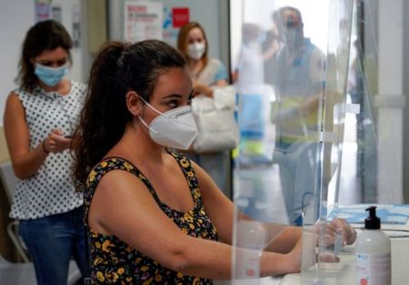 Καθολική χρήση μάσκας και τηλεργασία τα «όπλα» κατά του κορωνοϊού