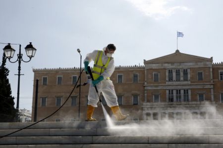 Κορωνοϊός: Άρχισαν απολυμάνσεις στην Αθήνα εν αναμονή του 2ου κύματος
