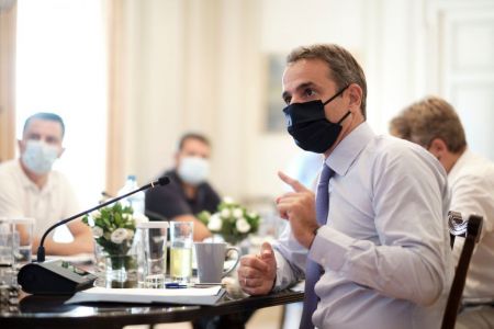 Μητσοτάκης: Τι είπε για το εμβόλιο – Ομπρέλα προστασίας σε Κικίλια