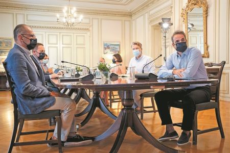 Οι αρνητές της πανδημίας τρομάζουν το Μαξίμου