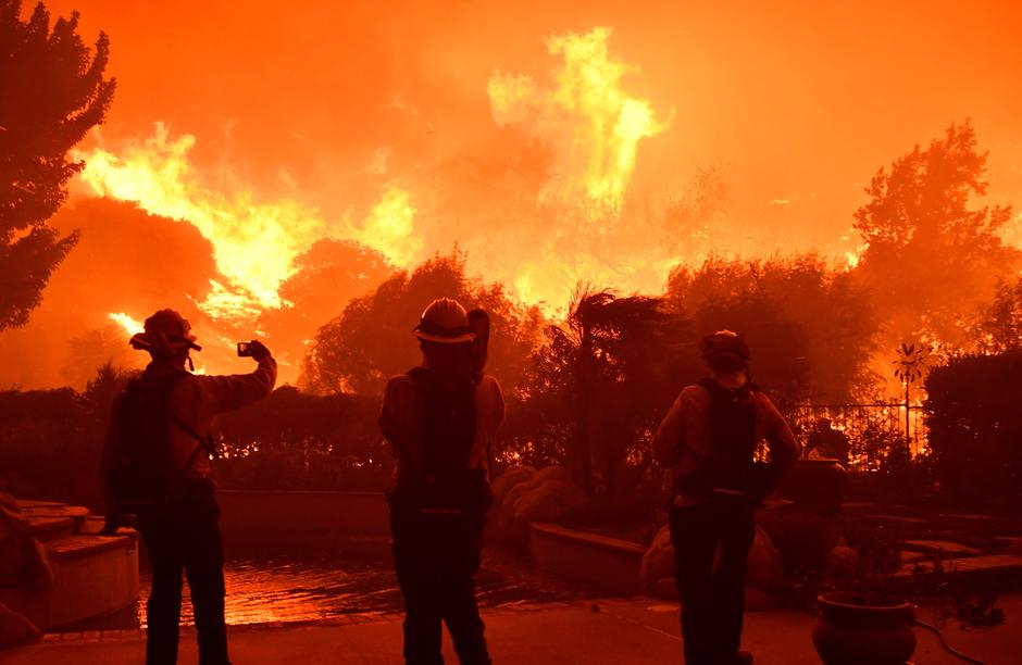 Σε κατάσταση έκτακτης ανάγκης η Καλιφόρνια για τις ανεξέλεγκτες πυρκαγιές