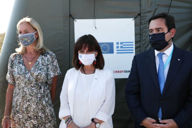 Επίσκεψη Κατερίνας Σακελλαροπούλου στο Κέντρο Υγείας του ΚΥΤ Μόριας