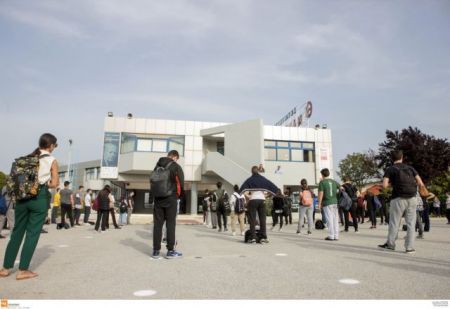 Πολιτική αντιπαράθεση για τα κυβερνητικά μέτρα και το άνοιγμα των σχολείων