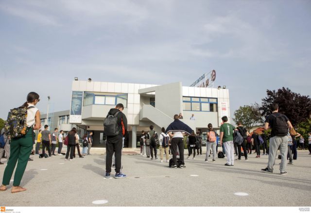 Πολιτική αντιπαράθεση για τα κυβερνητικά μέτρα και το άνοιγμα των σχολείων