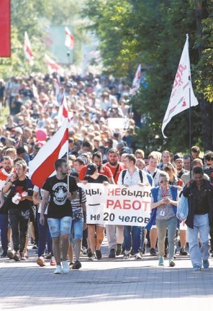Στο χείλος του γκρεμού ο Λουκασένκο