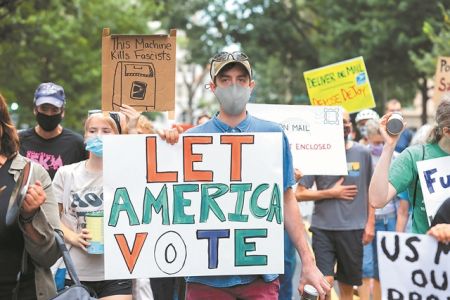 Παιχνίδια του Τραμπ με τα Ταχυδρομεία