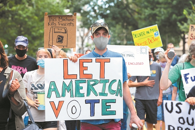 Παιχνίδια του Τραμπ με τα Ταχυδρομεία
