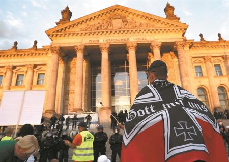 Τρομάζουν τη Μέρκελ οι γερμανοί «ψεκασμένοι»