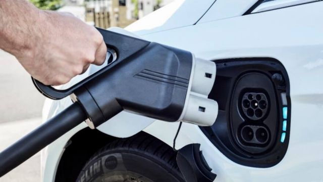 Ηλεκτροκίνηση: Ανοίγει η πλατφόρμα για τις επιδοτήσεις – Ποιοι είναι οι δικαιούχοι