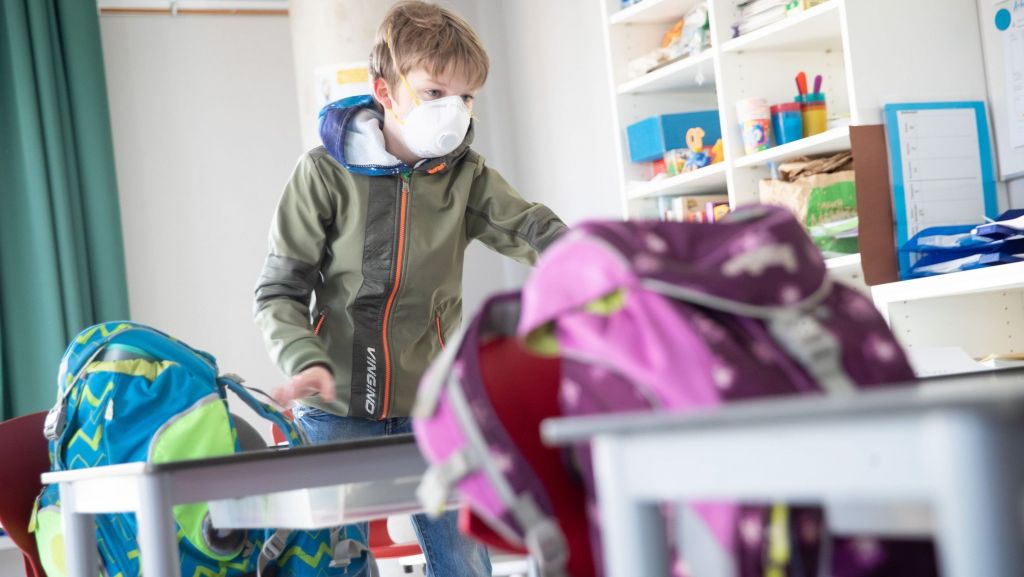 Σχολεία: Ανοίγουν με δωρεάν μάσκες, αντισηπτικό και εναλλάξ διαλείμματα