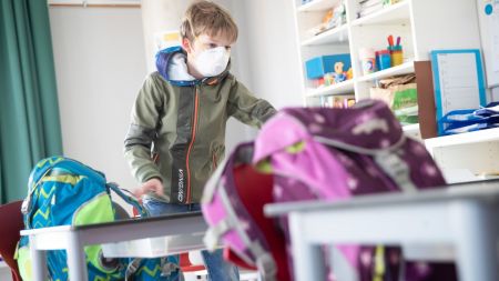 Σχολεία: Ανοίγουν με δωρεάν μάσκες, αντισηπτικό και εναλλάξ διαλείμματα