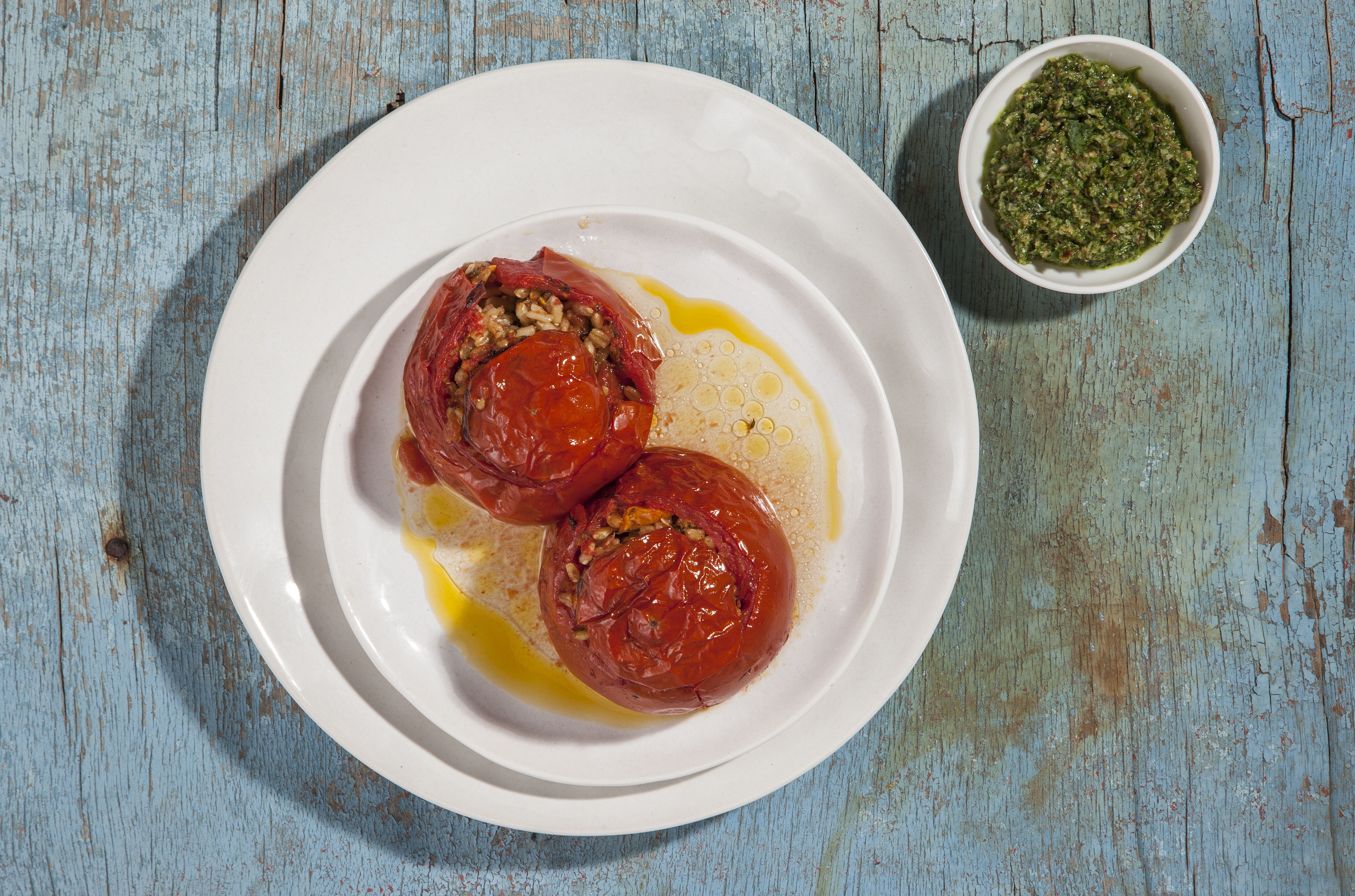 Ντομάτες γεμιστές με σιτάρι και πέστο μπίρας