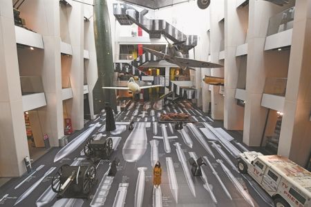 Εκθέτει τις βόμβες για να δείξει τους πρόσφυγες