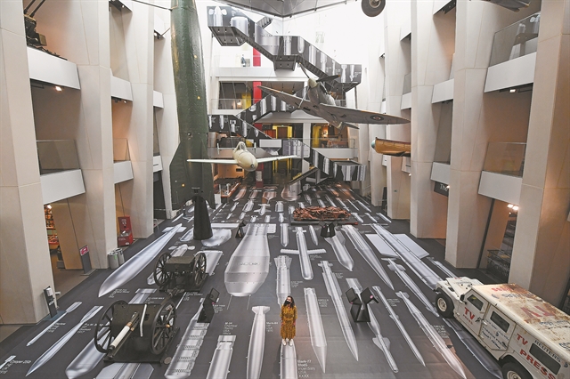 Εκθέτει τις βόμβες για να δείξει τους πρόσφυγες