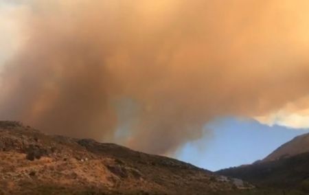 Μαίνεται η φωτιά στη Μάνη: Ξεκίνησαν ρίψεις τα εναέρια μέσα