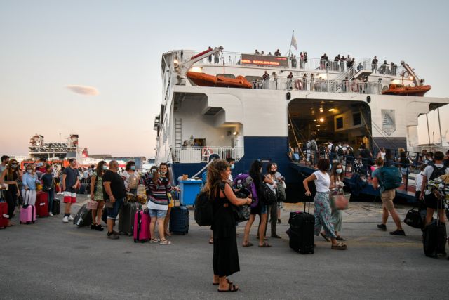 Επιστροφής συνέχεια για τους αδειούχους – Αυξημένη κίνηση στο λιμάνι του Πειραιά | tovima.gr