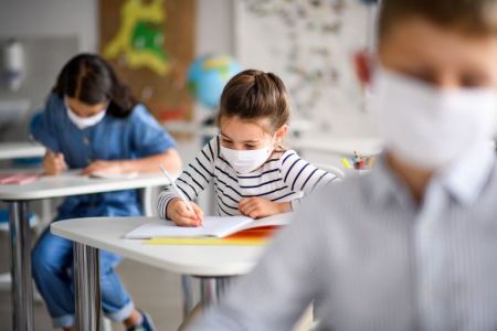 Μάσκες στο σχολείο – Τι λέει η Παιδιατρική εταιρεία