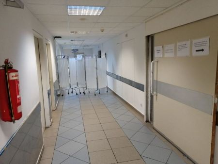 Επείγοντα περιστατικά νοσοκομείων: Καταγγελία ότι «απομονώνουν» με απλό παραβάν τα κρούσματα κορωνοϊού