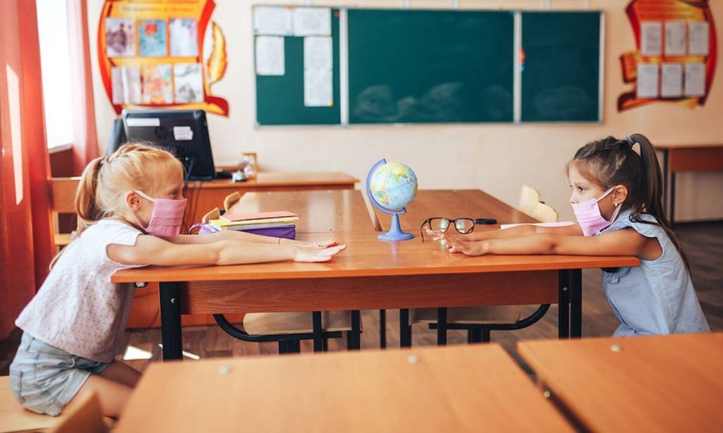 Κορωνοϊός: Αντιδρούν οι γονείς για τη χρήση μάσκας – Τι απαντούν οι ειδικοί στο MEGA